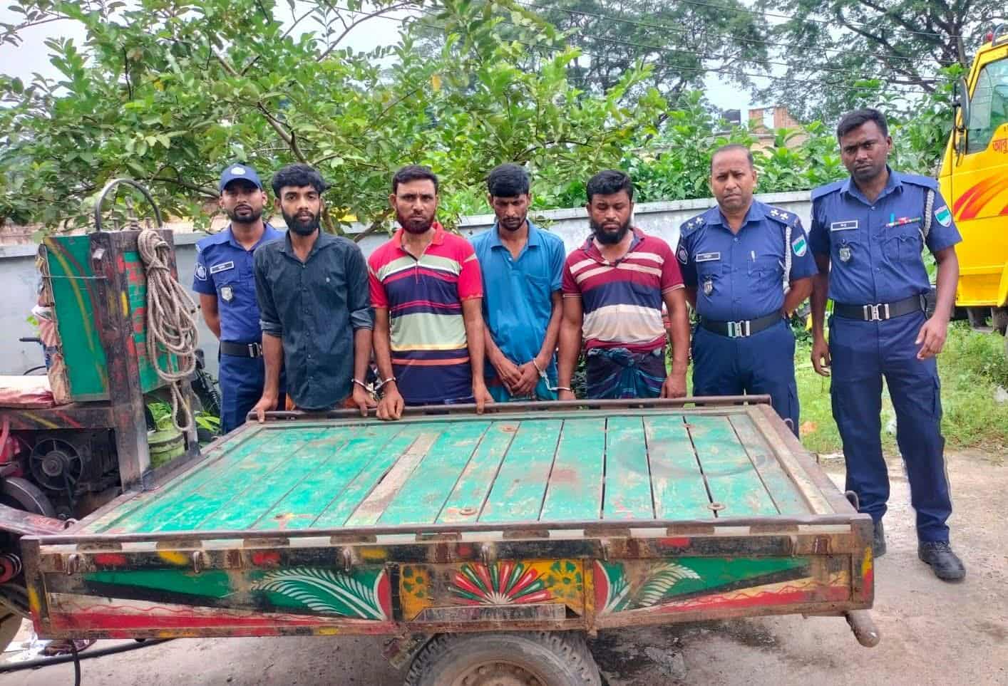 ঝিনাইদহের কোটচাঁদপুর ডাকাতিকৃত আলমসাধু সহ চার আসামি গ্রেফতার