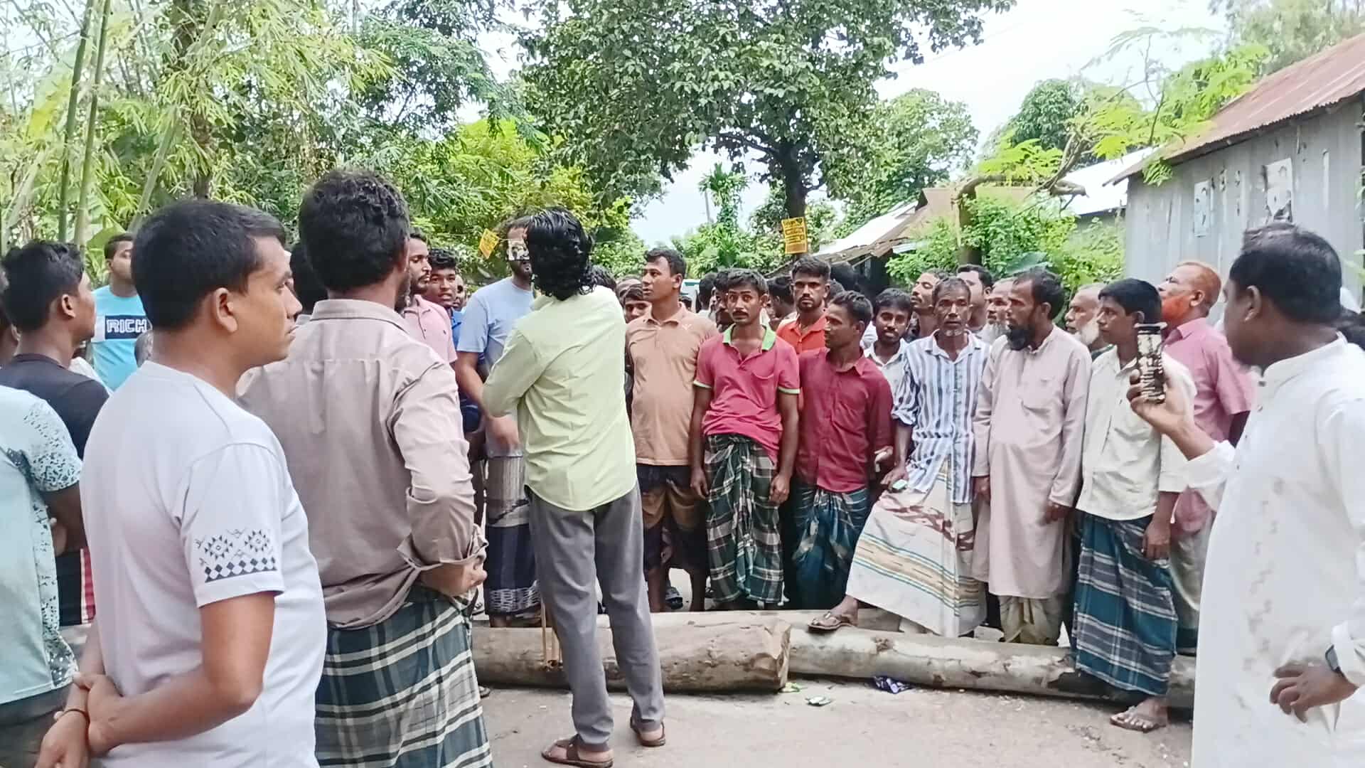 ভূরুঙ্গামারীতে সারের দাবিতে কৃষকদের সড়ক অবরোধ