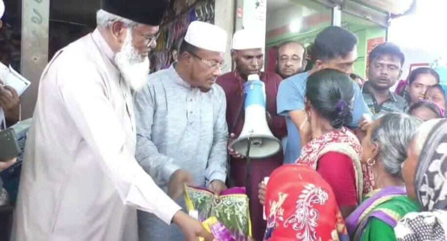 মনিরামপুরে দুর্গাপূজা উপলক্ষে জামায়াতে ইসলামী’র উপহার প্রধান
