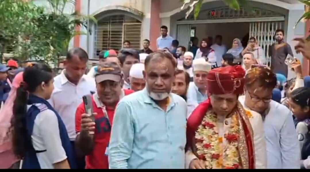 হুমায়ুন কবির দীর্ঘ ৩৭ বছরের শিক্ষকতার ইতি! বিদায়ী লগ্নে ঘোড়ার গাড়িতে চড়িয়ে প্রবীণ শিক্ষককে বিদায়