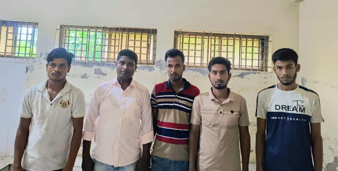 চাঁপাইনবাবগঞ্জের শিবগঞ্জে মাইক্রোবাসসহ পাঁচ অপহরণকারীকে আটক 