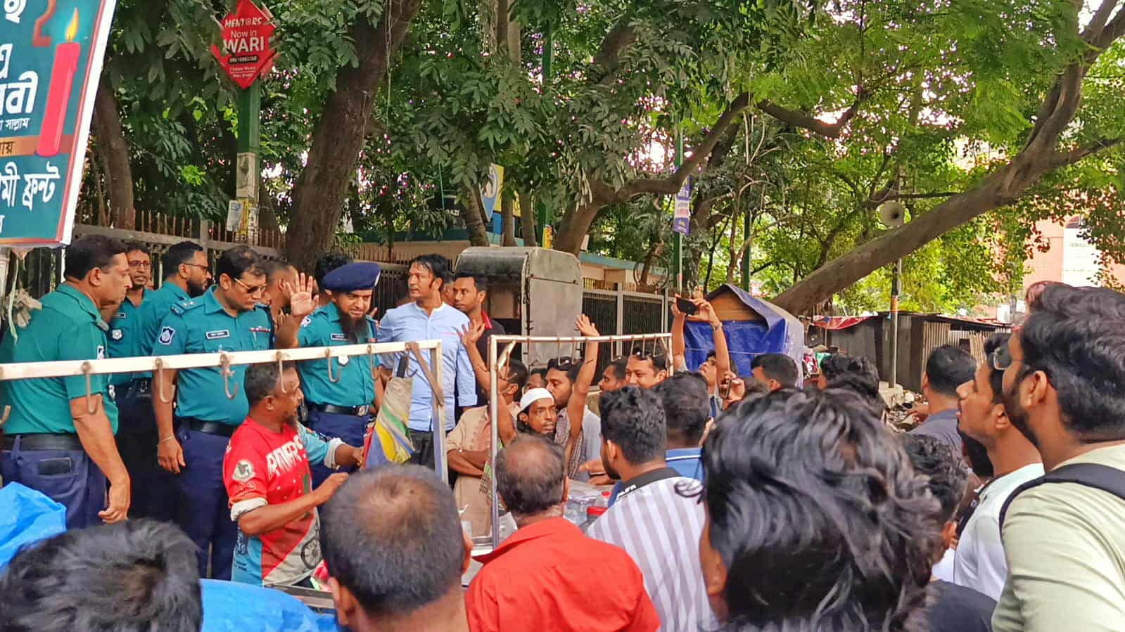 অবৈধ দোকান-বাসস্ট্যান্ড উচ্ছেদে আইনশৃঙ্খলা বাহিনীর সহযোগিতায় জবি ছাত্রদল