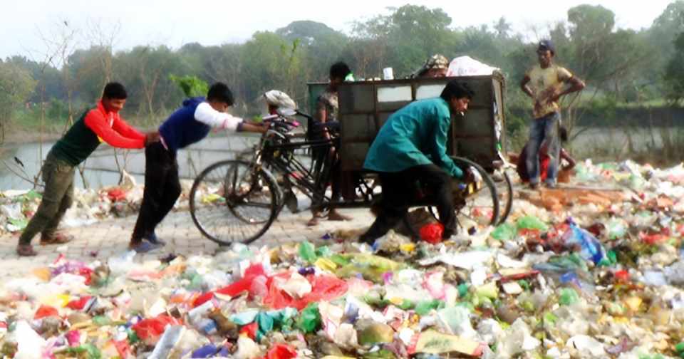 নড়াইলের ঘনবসতিপূর্ণ এলাকায় ময়লার ভাগাড় দুর্গন্ধ থেকে বাঁচতে চায় গ্রামবাসী