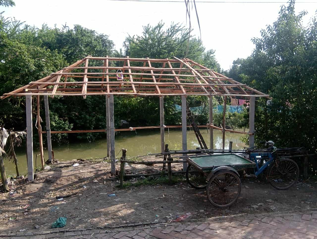 কয়রায় আটরা গ্রামের খাস জমিতে গভীর রাতে ঘর নির্মাণ এর অভিযোগ