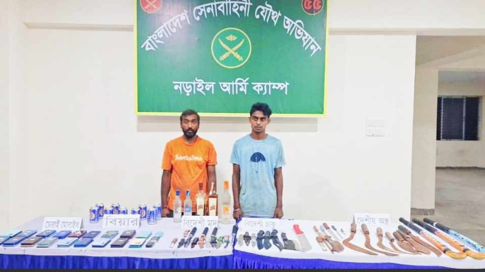 নড়াইলের রূপগঞ্জ বাজারে লক্ষ্মী ভাণ্ডরে সেনা অভিযান অস্ত্র, বিদেশি মদসহ চোরাই মোবাইল জব্দ দুইজন গ্রেপ্তার