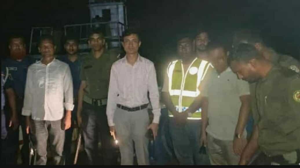 কয়রায় গভীর রাতে নদী থেকে বালু উত্তোলন,এক(১) লাখ টাকা জরিমানা