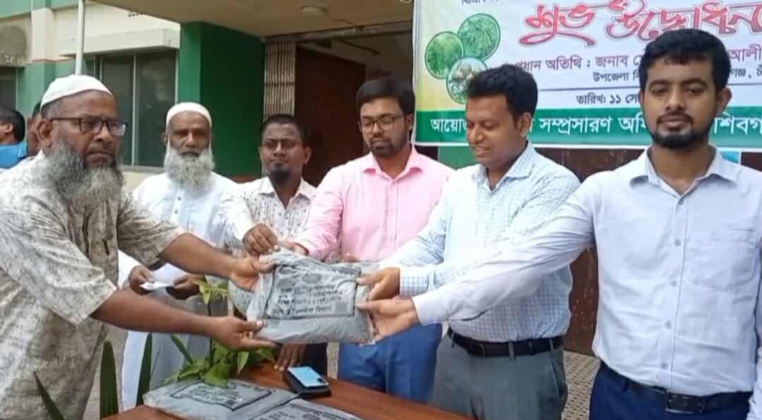 চাঁপাইনবাবগঞ্জে কৃষকদের মাঝে বীজ ও সার বিতরণ 