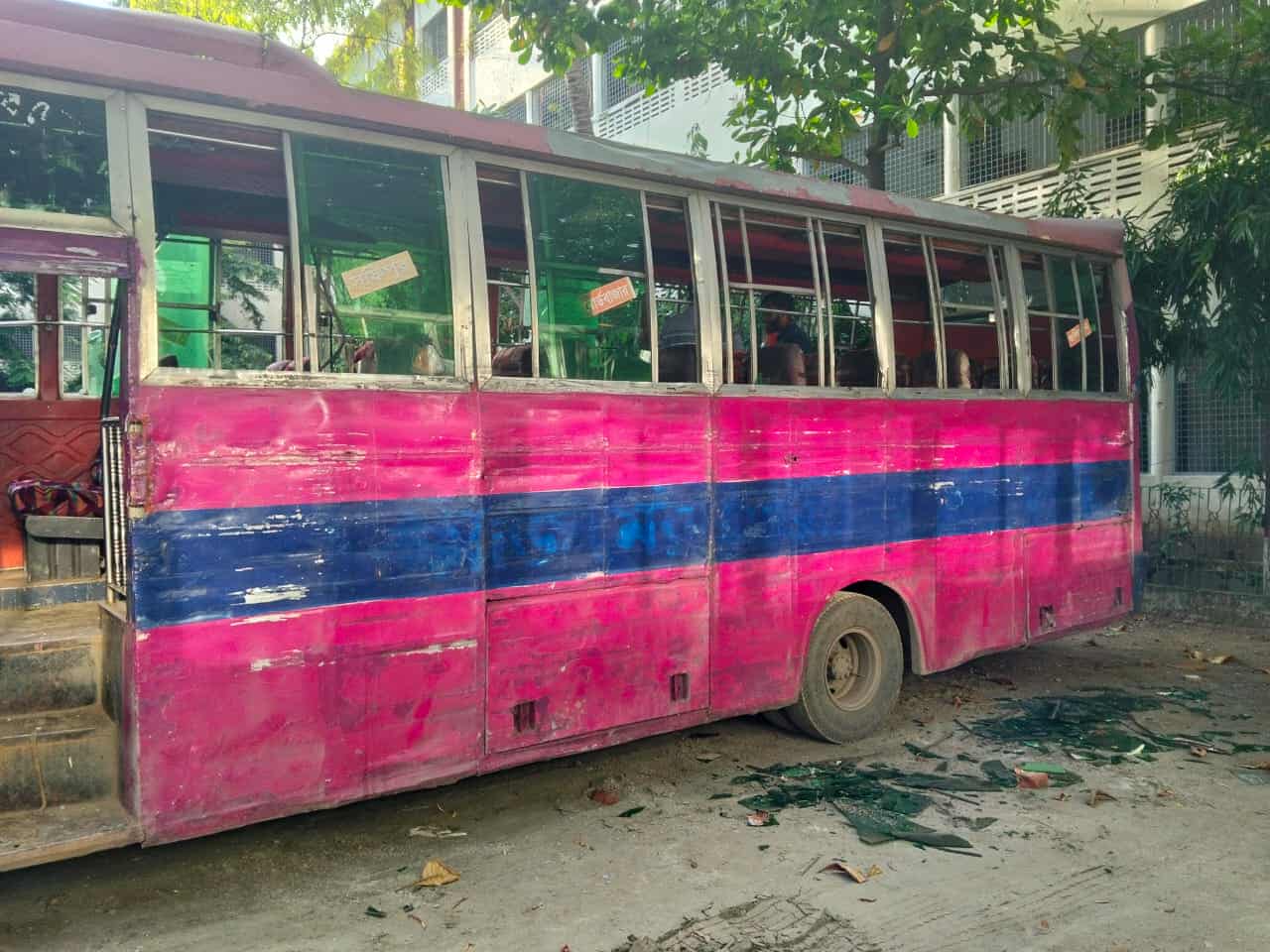 জবি শিক্ষার্থীদের বিরুদ্ধে বাস ভাঙচুর ও চাঁদাবাজির অভিযোগ