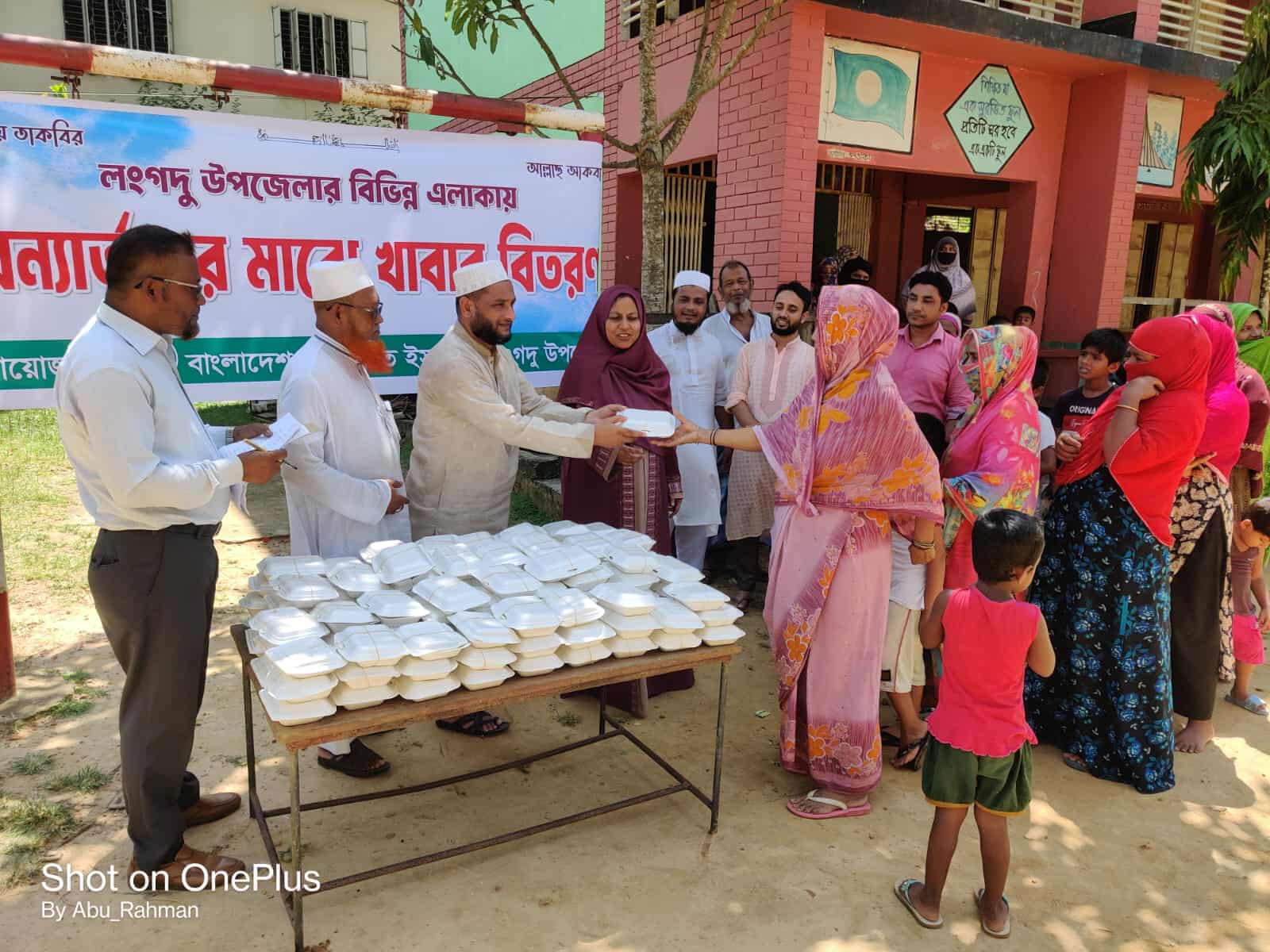 লংগদু জামায়াতে ইসলামীর বন্যা দুর্গতদের মানুষের মধ্যে খাবার বিতরণ”