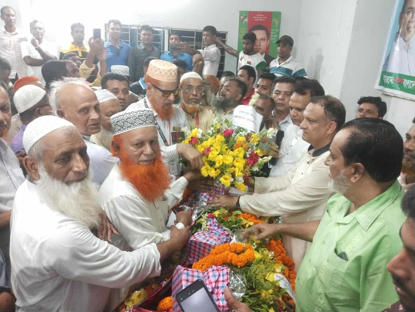শরীফুল আলম পূনরায় জেলা বিএনপি’র সভাপতি নির্বাচিত হওয়ায় কুলিয়ারচর উপজেলা মুক্তিযোদ্ধা সংসদের পক্ষ থেকে ফুলেল শুভেচ্ছা জানানো হয়