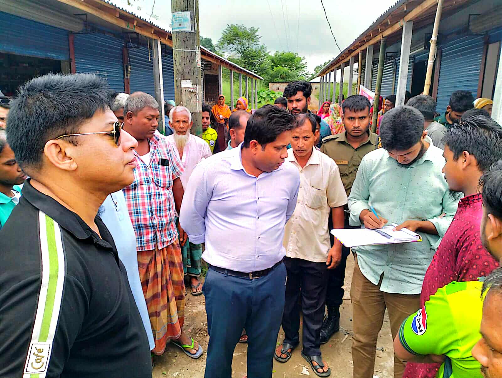 জলঢাকায় ১৫ টাকার চাল বিতরণে অনিয়ম, ডিলারকে ভ্রাম্যমাণ আদালতে জরিমানা