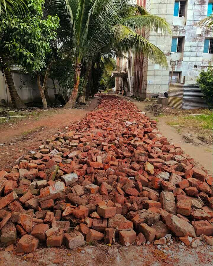 গোবিপ্রবি প্রেসক্লাবে সংবাদ প্রকাশের পর নারী হলের রাস্তা সংস্কার শুরু