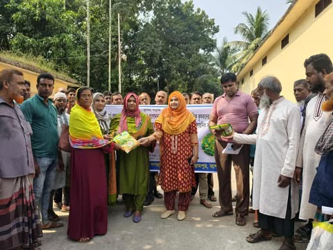 মনিরামপুরে ক্ষুদ্র ও প্রান্তিক চাষীদের মাঝে বীজ ও রাসায়নিক সার বিতরণ