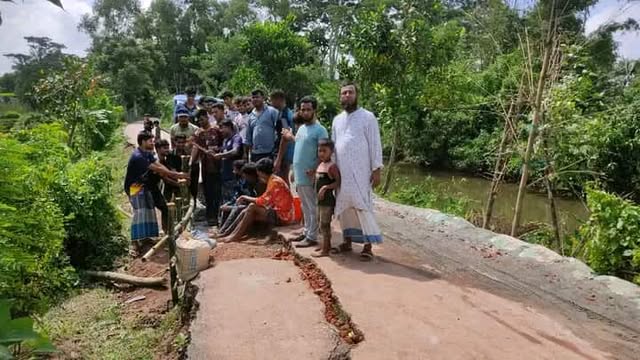 কচুয়ায় স্বেচ্ছাশ্রমে রাস্তা মেরামত করে প্রশংসায় ভাসছে ভূঁইয়ারা মানবসেবা ফাউন্ডেশন