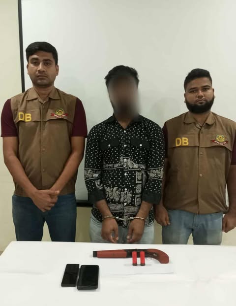 সিএমপি’র ডিবি উত্তর-দক্ষিণ বিভাগের টিম নং-০২ কর্তৃক বিশেষ অভিযানে ০১টি দেশীয় তৈরি এলজি ও ০২ রাউন্ড গুলি সহ ০১জন আসামী গ্রেফতার