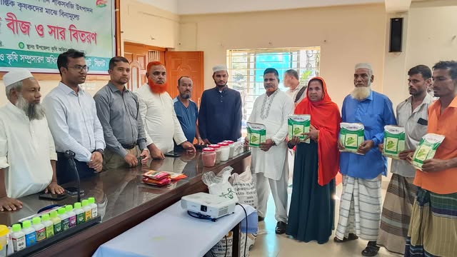 গোয়াইনঘাটে কৃষকদের মাঝে সার ও বীজ বিতরণ
