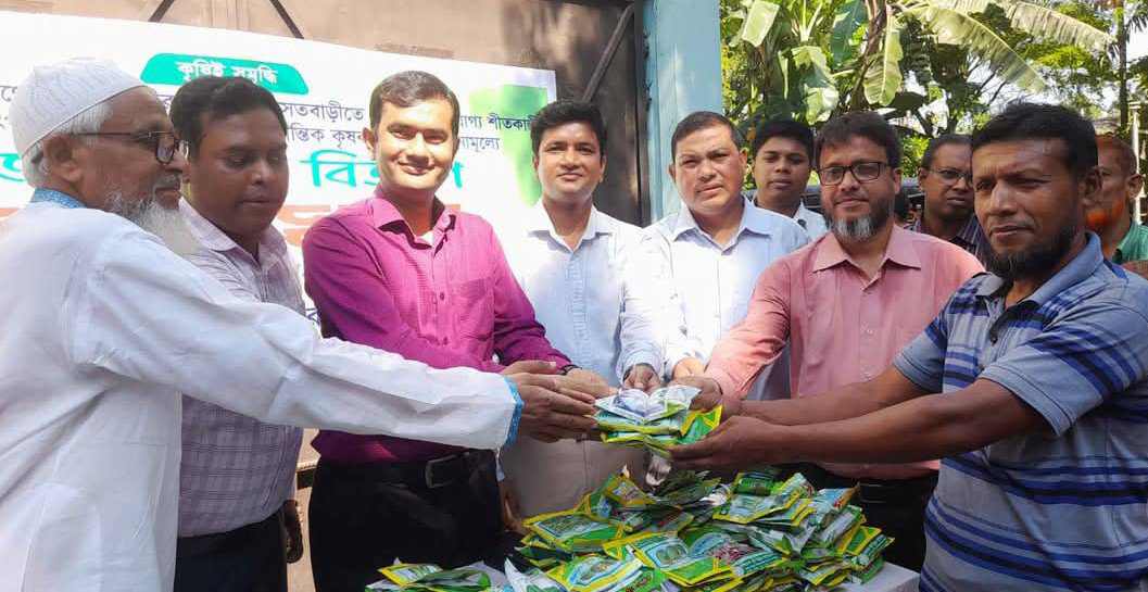 পলাশবাড়ীতে কৃষকদের মাঝে বিনামূল্যে বীজ ও সার বিতরণ