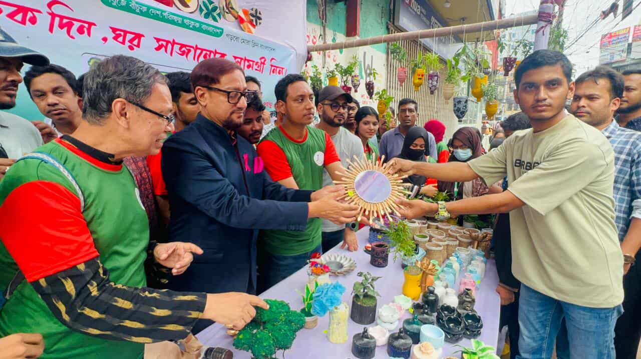 প্লাস্টিকের বিনিময়ে ঘর সাজানোর সামগ্রী:- চট্টগ্রামে ক্লিন বাংলাদেশের অভিনব উদ্যোগ