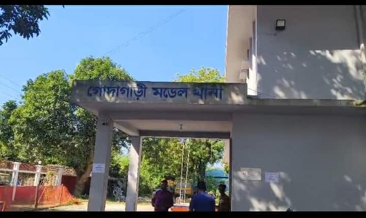 স্বর্ণের বার নাকি খণ্ডাংশ? পুলিশের অভিযানে প্রশ্নের ঝড়
