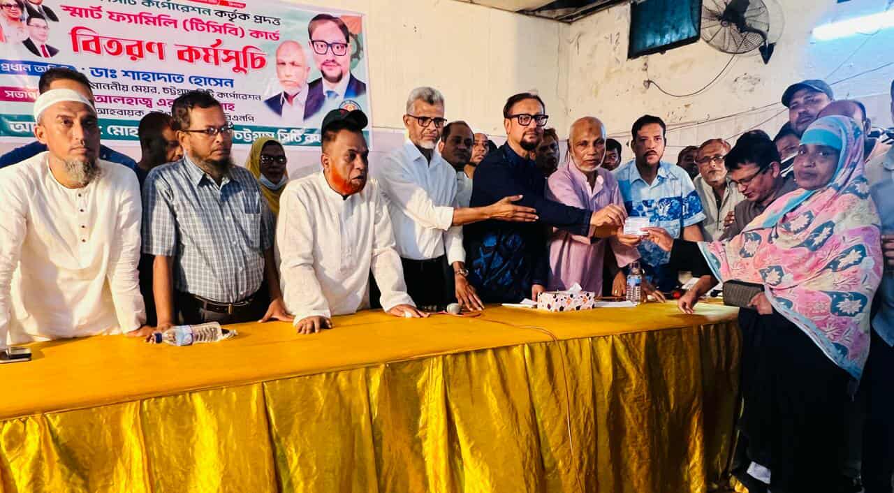 মোহরা ওয়ার্ডে টিসিবির কার্ড বিতরণকালে ডা. শাহাদাত হোসেন