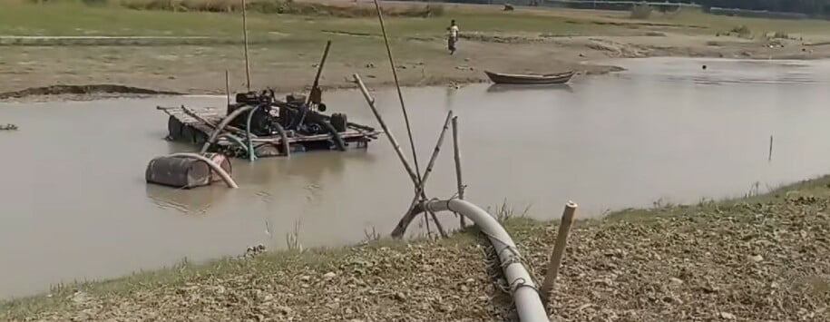সদরপুরে ড্রেজার মেশিন দিয়ে বালু উত্তোলন, হুমকির মুখে ফসলি জমি