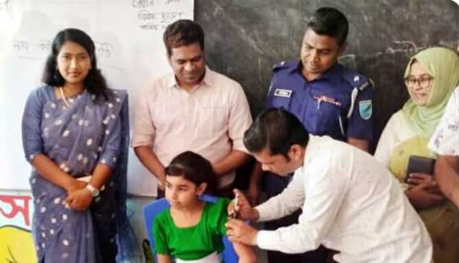 চরভদ্রাসন পাইলট উচ্চ বিদ্যালয়ে টাইফয়েড প্রতিরোধক টিকাদান ক্যাম্পেইন উদ্বোধন
