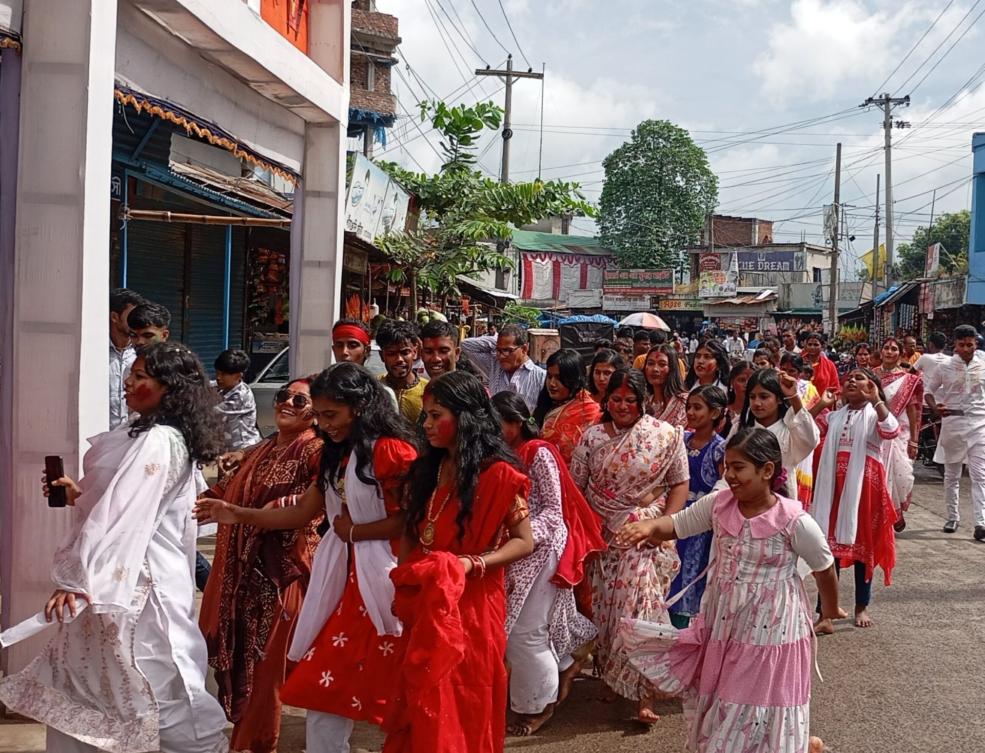 রাণীশংকৈলে সিঁদুর খেলায় আনন্দঘন পরিবেশে শেষ হলো শারদীয় দুর্গোৎসব