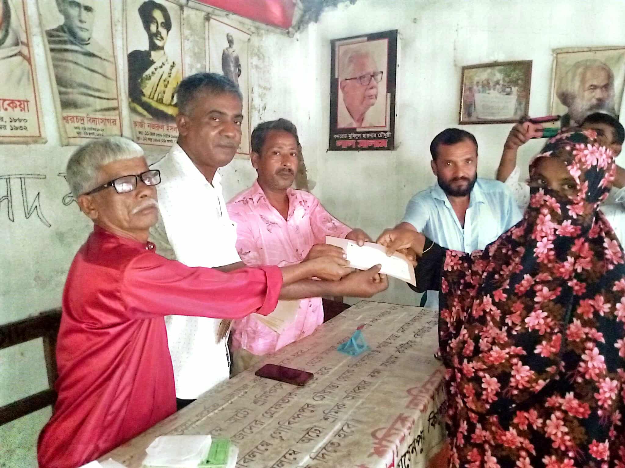 হোসেনপুরে বীমা গ্রাহকদের চেক বিতরণ