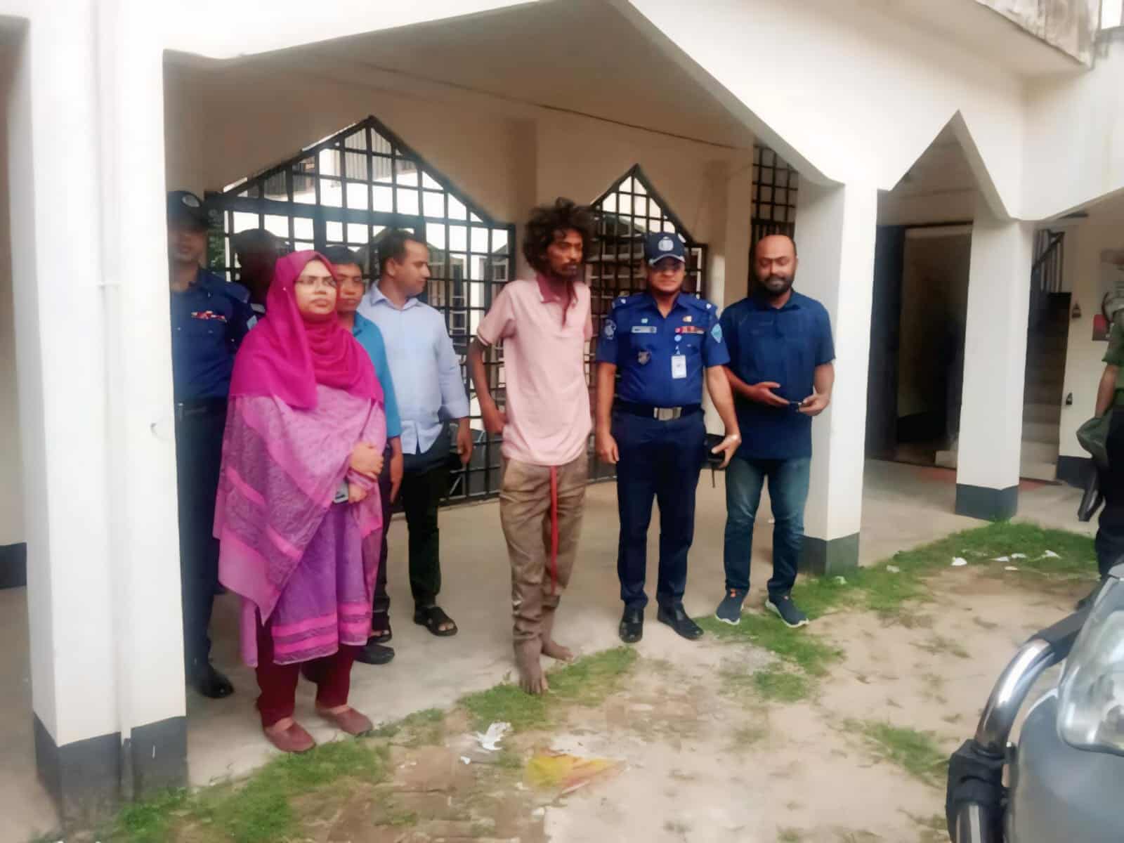 ভবঘুরে যুবককে উদ্ধার করে আশ্রয় কেন্দ্রে পাঠালো গুইমারা উপজেলা প্রশাসন