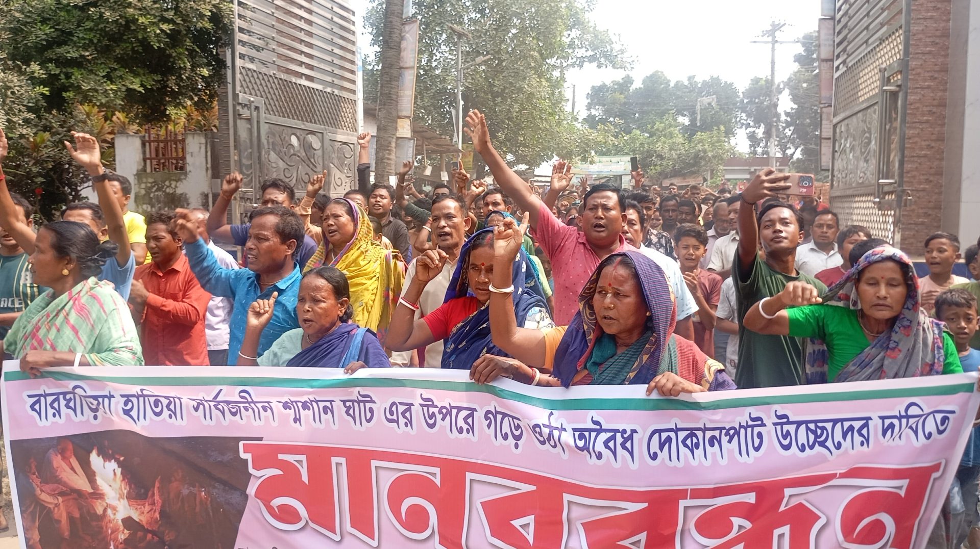 রাণীশংকৈলে শ্মশান দখল করে দোকান নির্মাণ, উচ্ছেদের দাবিতে মানববন্ধন