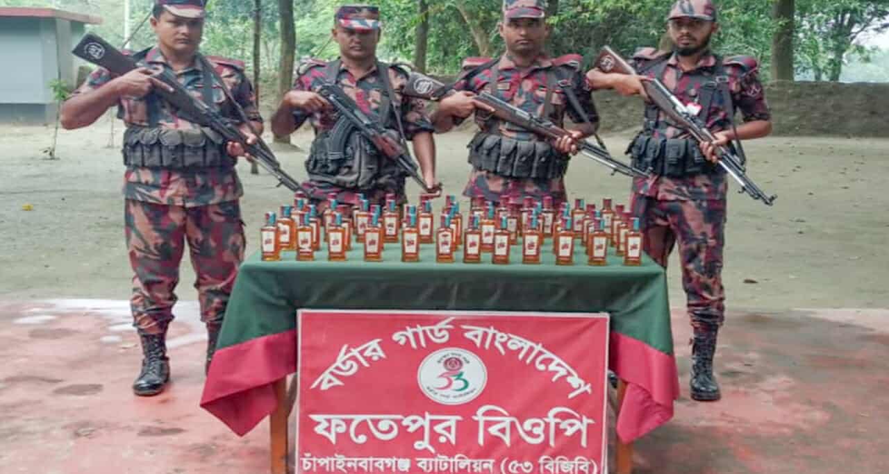 চাঁপাইনবাবগঞ্জ সীমান্তে ৪৭ বোতল ভারতীয় মদ আটক করেছে বিজিবি