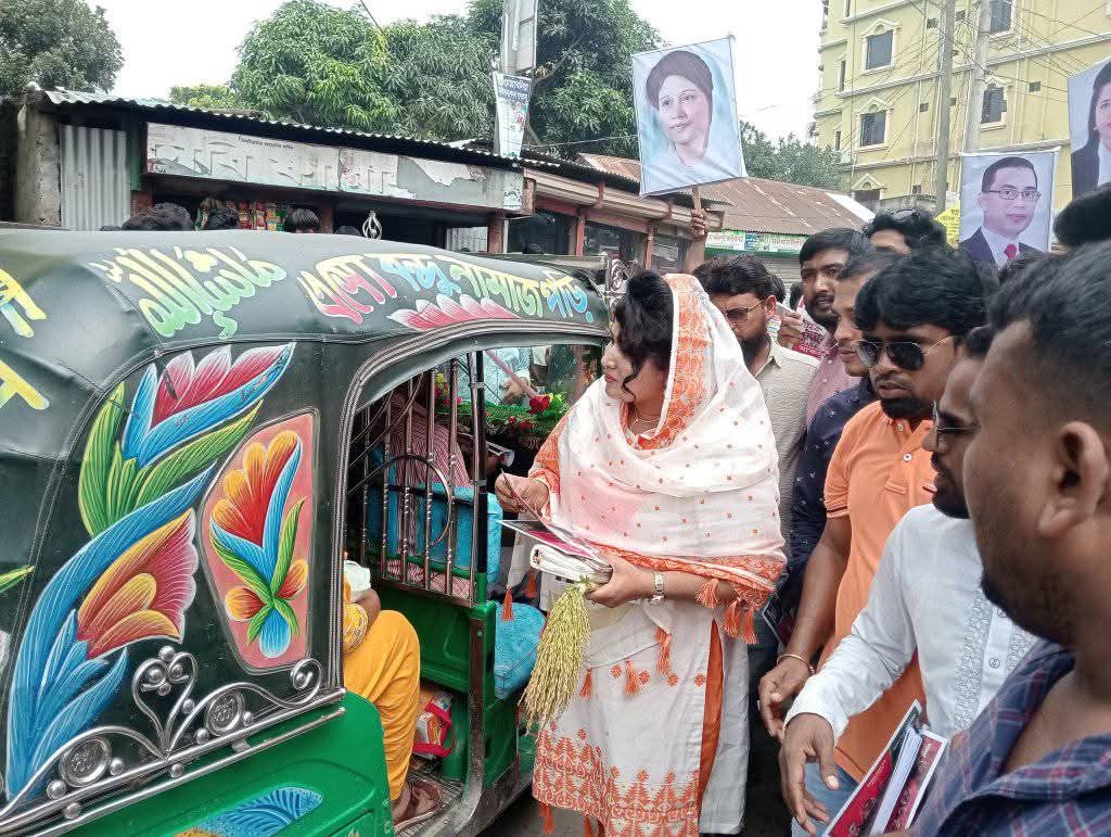 হোমনায় বিএনপির ৩১ দফা বাস্তবায়নে লিফলেট বিতরণে ছাত্রদল নেত্রী মাকসুদা আক্তার রিমা