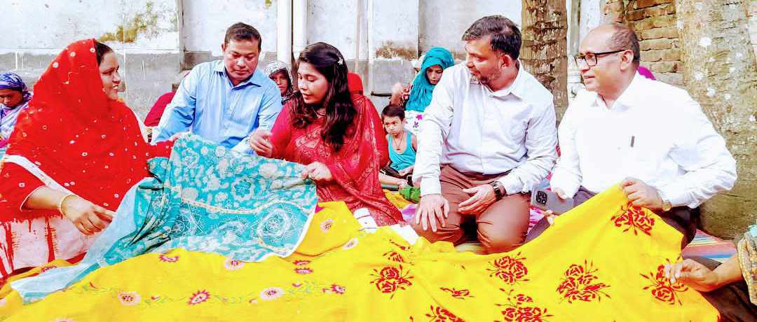 মিতু এমব্রয়ডারি পল্লী পরিদর্শন করলেন, গাইবান্ধা জেলা প্রশাসক