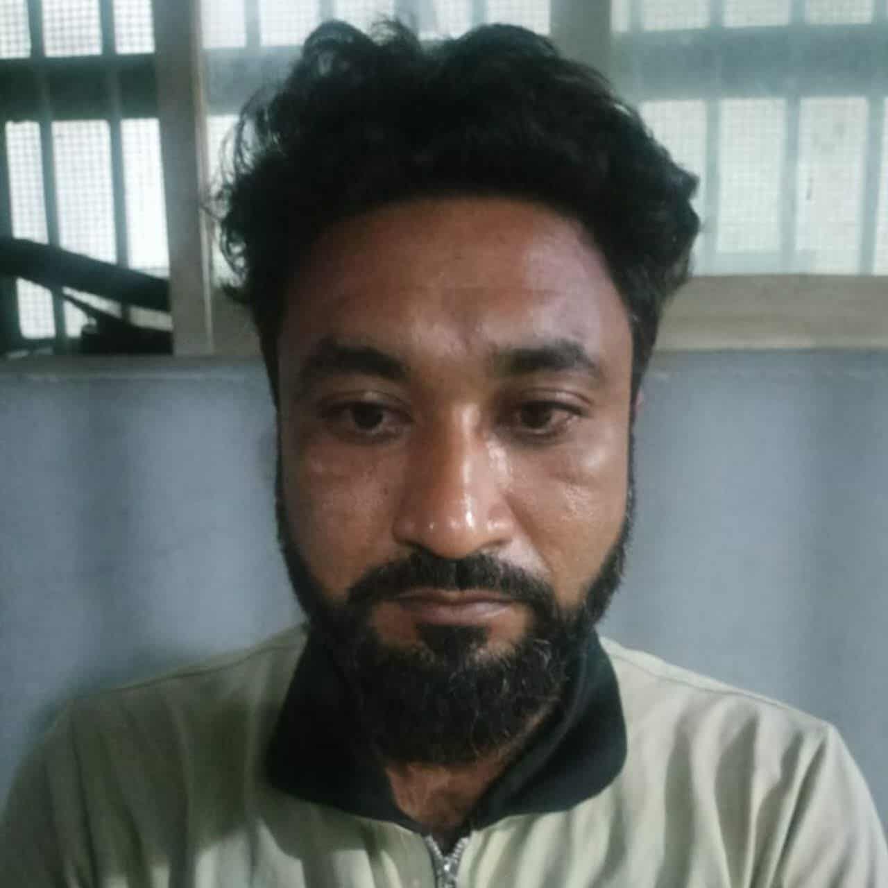 চাঁপাইনবাবগঞ্জে ব্যবসায়ীর কাছে চাঁদা দাবির অভিযোগে যুবক গ্রেপ্তার