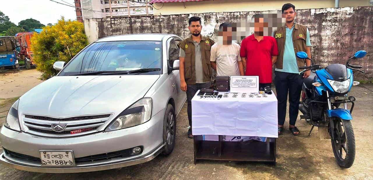 সিএমপি’র ডিবি’র বিশেষ অভিযানে অস্ত্রের সরঞ্জাম সহ ০২ আসামি গ্রেফতার