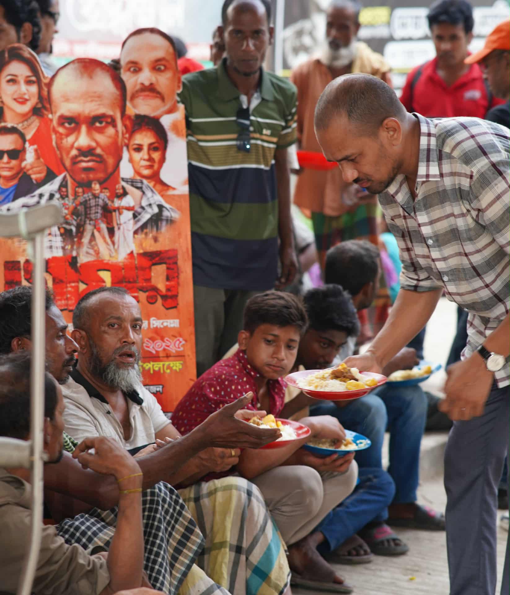 এফডিসির গেইটে রান্না করে সিনেমার প্রচার,নজির গড়লেন নায়ক রাসেল মিয়া