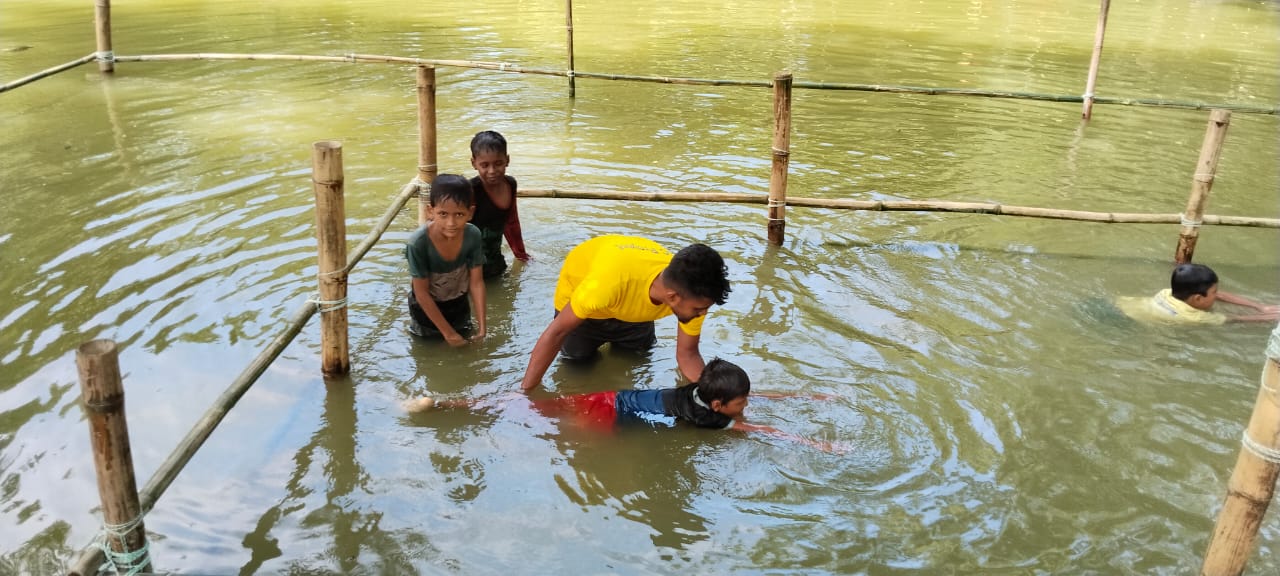 সাফল্যের সাথে জীবন রক্ষাকারী সাঁতার প্রশিক্ষণ কার্যক্রম করছেন আউস