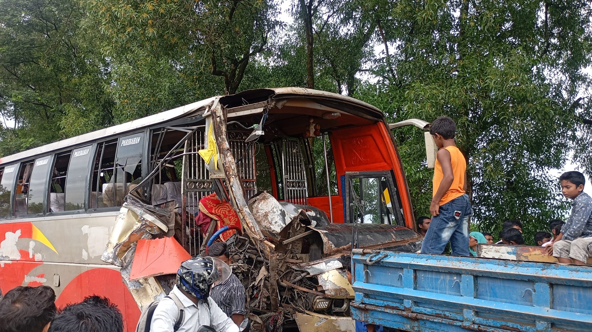 রাণীশংকৈলে নৈশ্য কোচ ও ট্রাকের মুখোমুখি সংঘর্ষ