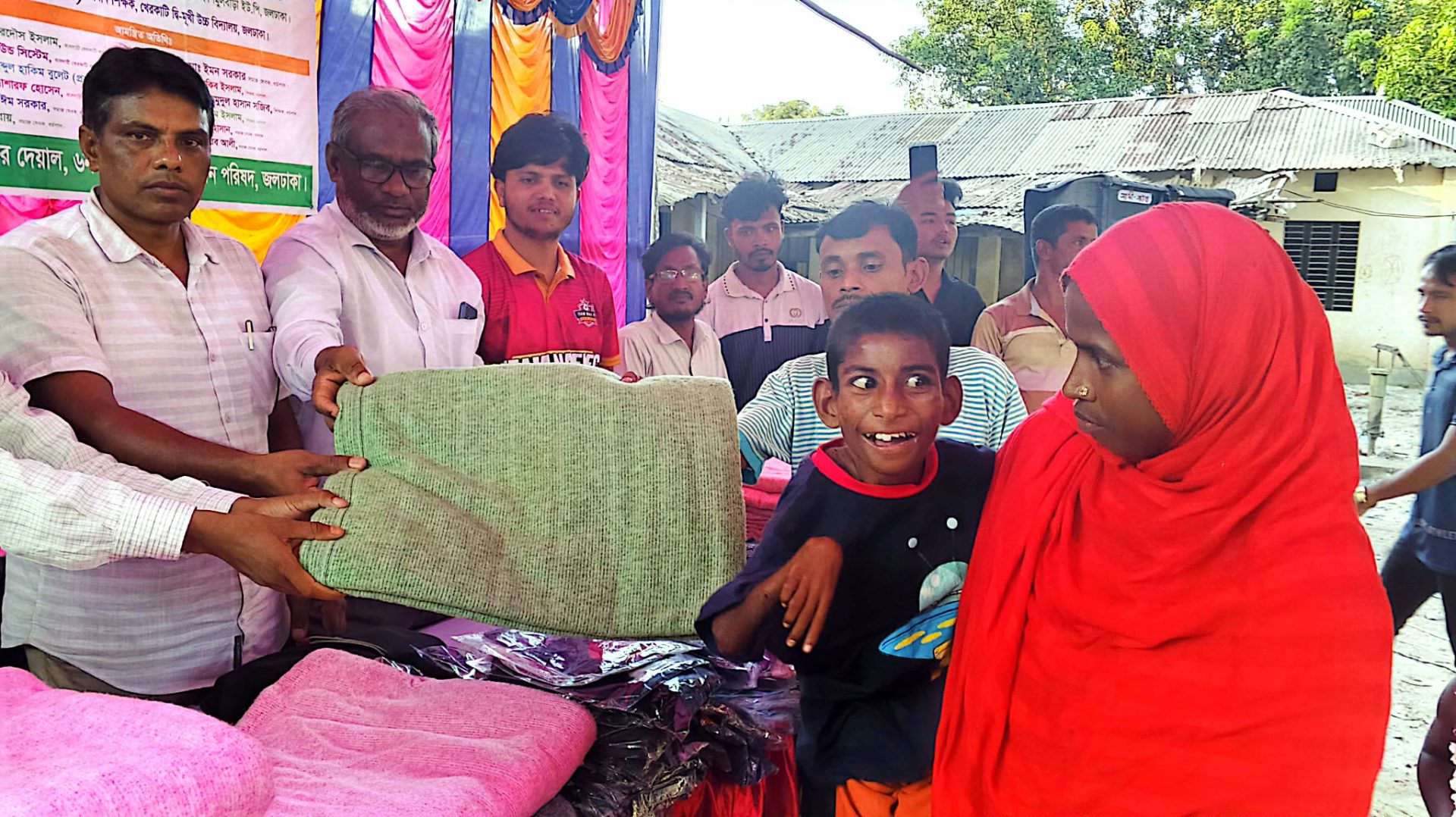 ভালোবাসার টানে জলঢাকায় অনাথ ও প্রতিবন্ধীদের পাশে মানবতার দেয়াল