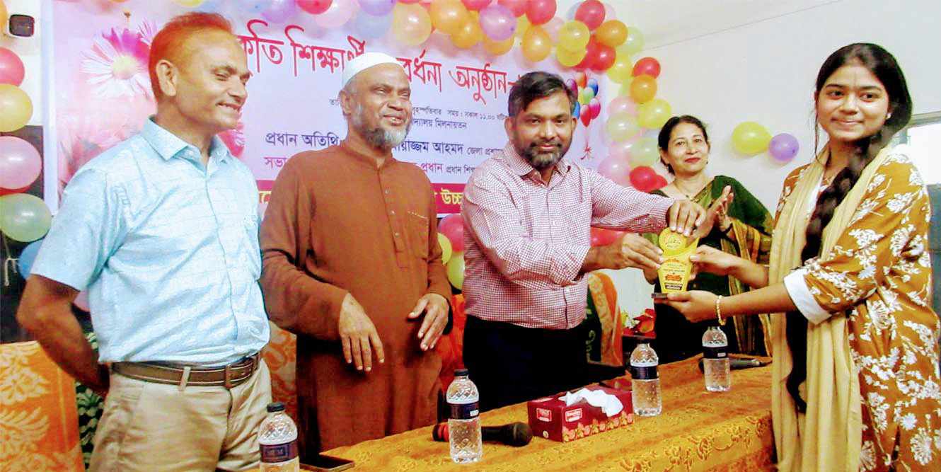 কৃতী শিক্ষার্থীদের সংবর্ধনা দিলেন, গাইবান্ধা সরকারি বালিকা বিদ্যালয় কর্তৃপক্ষ