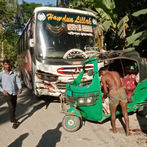 বেতাগীতে বাস মাহিন্দ্রার সংঘর্ষে একজন নিহত