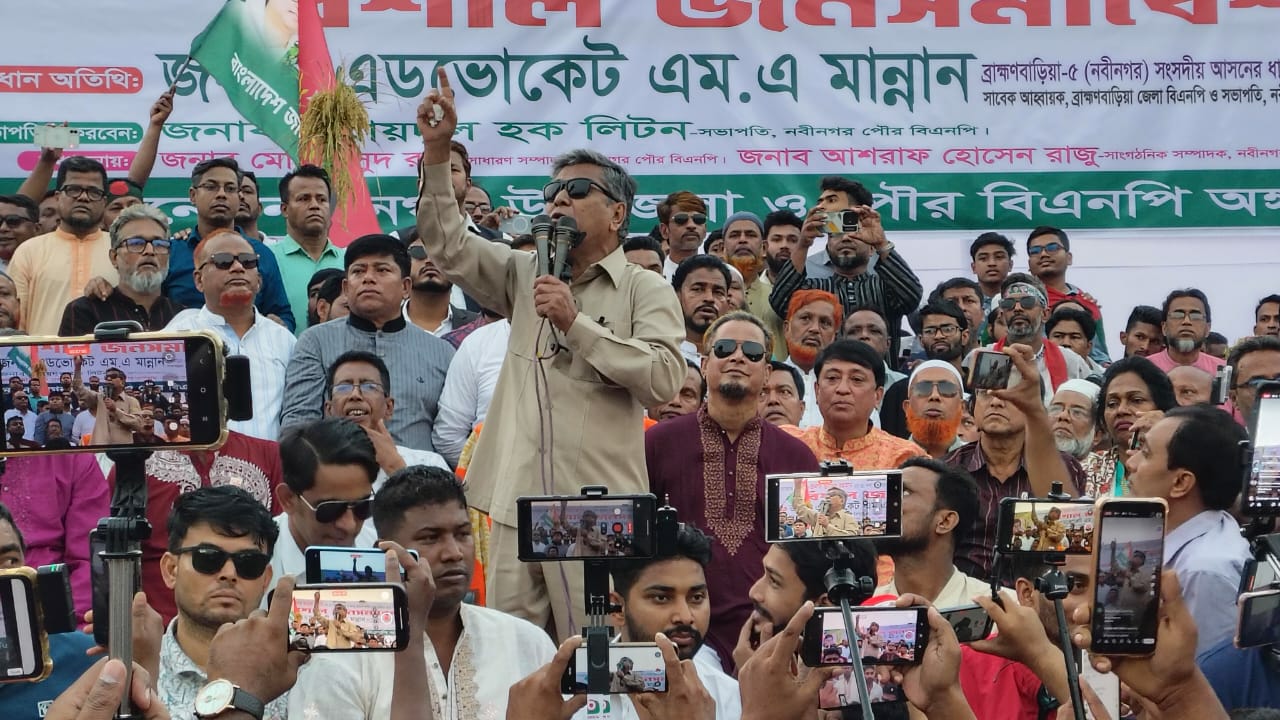 জনসমাবেশে বিএনপির মনোনীত প্রার্থী মান্নান বলেন,আসুন বিরোধিতা বন্ধ করে কাঁধে কাঁধ মিলিয়ে ধানের শীষকে বিজয়ী করি