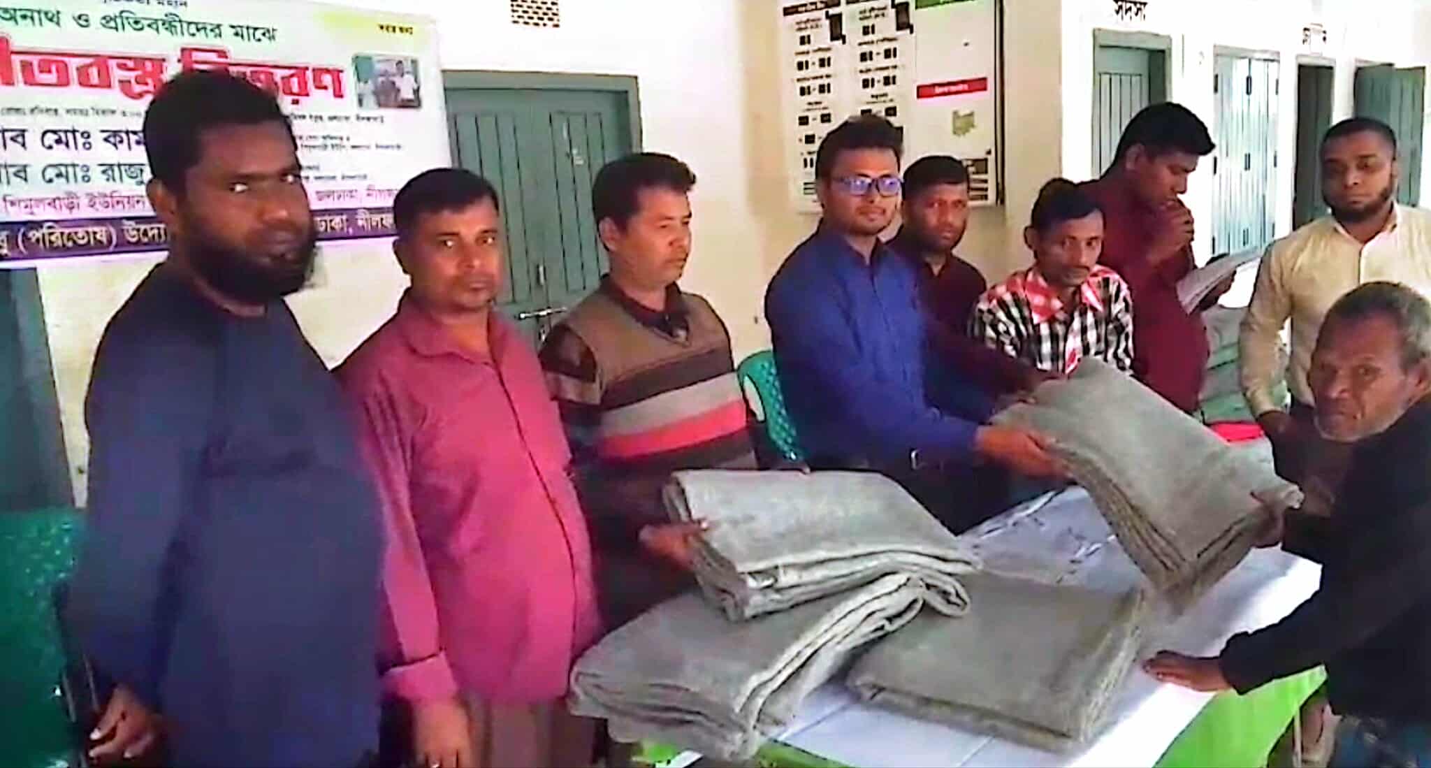 জলঢাকায় অনাথ ও প্রতিবন্ধীদের মাঝে শীতবস্ত্র বিতরণ