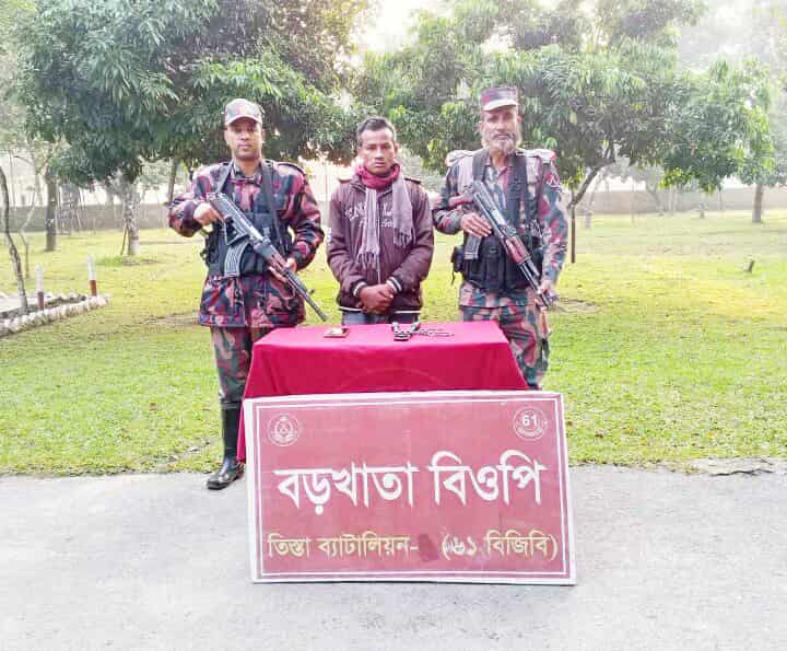লালমনিরহাটের হাতীবান্ধা সীমান্তে ভারতীয় তারকাঁটা কাটতে গিয়ে গরু চোরাকারবারী আটক