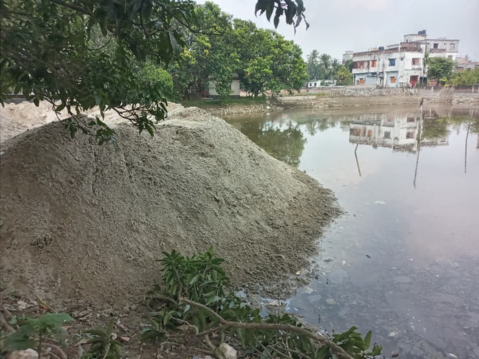 রাজশাহী শহরে প্রশাসন ম্যানেজ করেই চলছে পুকুর ভরাট