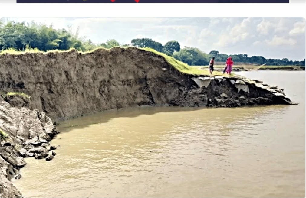 চরভদ্রাসনের টিলারচর পদ্মা নদীরতে পাউবোর ডাম্পিং করা  ৩০ মিটার বাঁধ নদীগর্ভে বিলীন