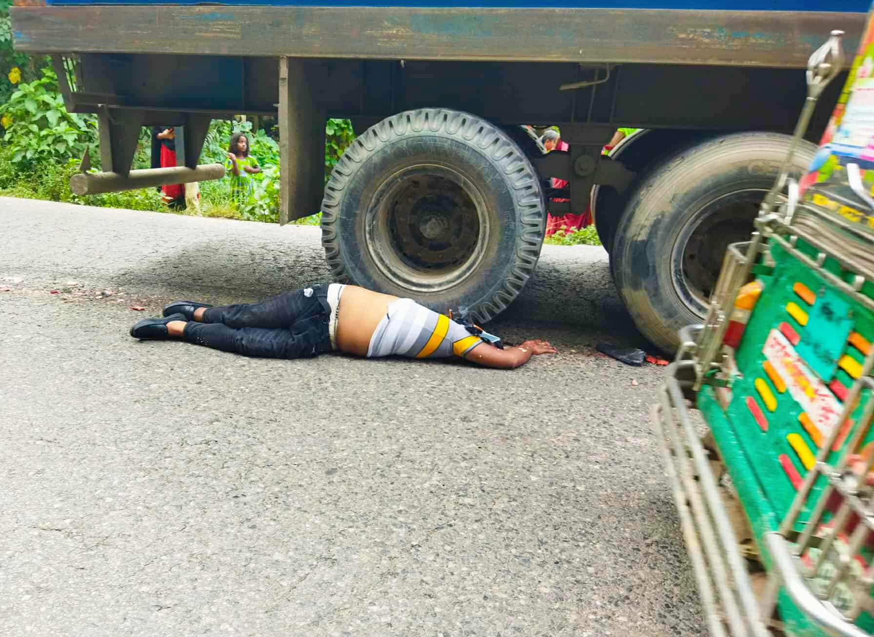 দেবিদ্বারে কাভার্ড ভ্যানের চাপায় মোটরসাইকেল আরোহী নিহত