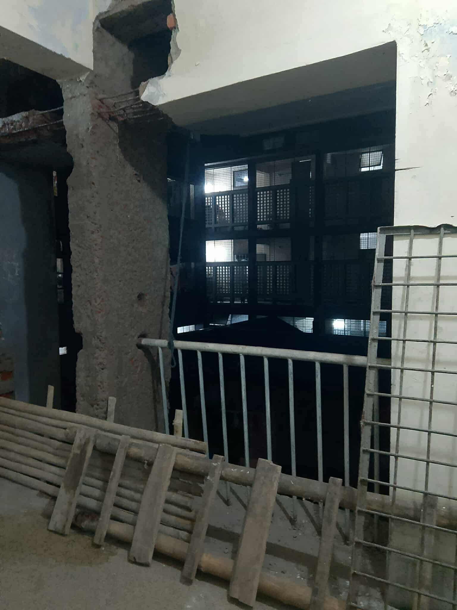 অনিরাপদ ভবনে হাজারো ছাত্রী: হল বন্ধ ঘোষণা নিয়ে জটিলতা
