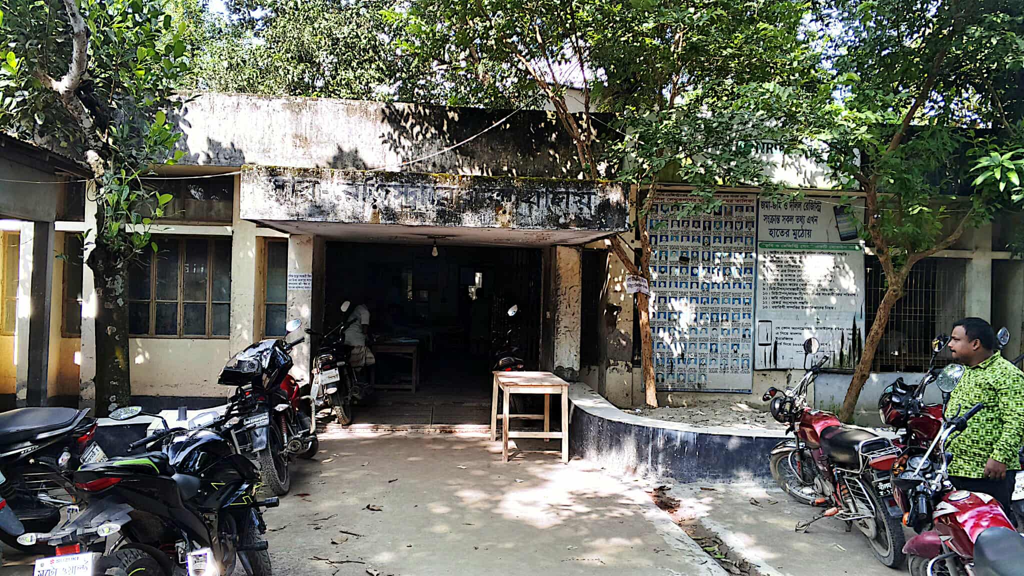 জলঢাকায় সাবরেজিস্টার অফিসে অনিয়মের অভিযোগ, কর্মকর্তার দাবি ভিত্তিহীন