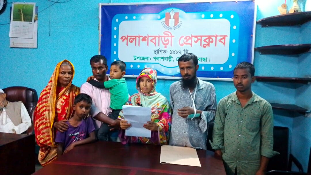 পলাশবাড়ীতে জমি নিয়ে দ্বন্দ্বের জেরে বাদীর স্বামীর ৩টি আঙ্গুল কেটে দিয়েছে বিবাদীরা, ভয়ে পালিয়ে বেড়াচ্ছে ভুক্তভোগী পরিবারটি
